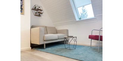 Monteurwohnung - Kühlschrank - Ellerau - Wohnküche mit Sofa und Sessel - Nordhaus A7 bei Hamburg