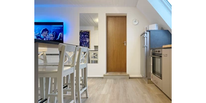 Monteurwohnung - Küche: Küchenmitbenutzung - Klein Offenseth-Sparrieshoop - TV und Essen in der Wohnküche - Nordhaus A7 bei Hamburg