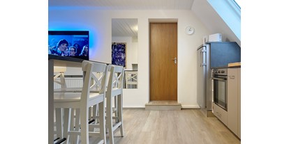 Monteurwohnung - Einzelbetten - Brande-Hörnerkirchen - TV und Essen in der Wohnküche - Nordhaus A7 bei Hamburg