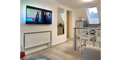 Monteurwohnung - Zimmertyp: Mehrbettzimmer - Kisdorf - Internet-TV im Wohn- & Essbereich - Nordhaus A7 bei Hamburg