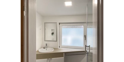 Monteurwohnung - Bettwäsche: Bettwäsche inklusive - Klein Offenseth-Sparrieshoop - Badezimmer mit Dusche und WC - Nordhaus A7 bei Hamburg