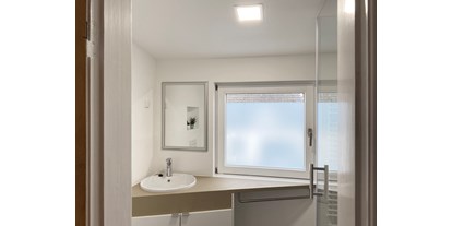 Monteurwohnung - Badezimmer: Gemeinschaftsbad - Brande-Hörnerkirchen - Badezimmer mit Dusche und WC - Nordhaus A7 bei Hamburg