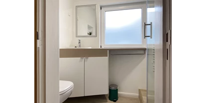 Monteurwohnung - Küche: Gemeinschaftsküche - Klein Offenseth-Sparrieshoop - Badezimmer mit Dusche und Toilette - Nordhaus A7 bei Hamburg