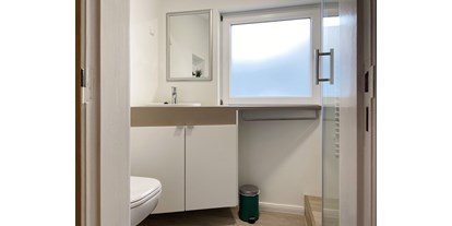 Monteurwohnung - Art der Unterkunft: Gästehaus - PLZ 22399 (Deutschland) - Badezimmer mit Dusche und Toilette - Nordhaus A7 bei Hamburg
