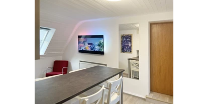 Monteurwohnung - Küche: Küchenmitbenutzung - Klein Offenseth-Sparrieshoop - Wohnbereich mit Flatscreen-TV und Ambilight - Nordhaus A7 bei Hamburg