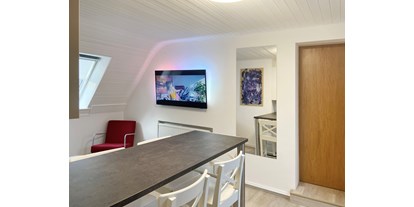 Monteurwohnung - Kühlschrank - PLZ 22309 (Deutschland) - Wohnbereich mit Flatscreen-TV und Ambilight - Nordhaus A7 bei Hamburg