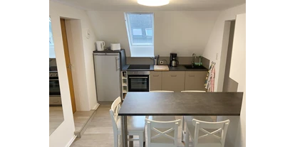 Monteurwohnung - Kühlschrank - PLZ 23845 (Deutschland) - Wohnküche mit Herd, Ofen, Kühlschrank und Geschirrspüler - Nordhaus A7 bei Hamburg