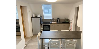 Monteurwohnung - Küche: eigene Küche - Quickborn (Kreis Pinneberg) - Wohnküche mit Herd, Ofen, Kühlschrank und Geschirrspüler - Nordhaus A7 bei Hamburg