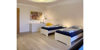 Monteurwohnung - Kühlschrank - Klein Offenseth-Sparrieshoop - Großes Zimmer mit Einzelbetten - Nordhaus A7 bei Hamburg