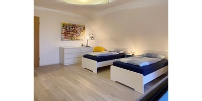 Monteurwohnung - Kühlschrank - PLZ 22309 (Deutschland) - Großes Zimmer mit Einzelbetten - Nordhaus A7 bei Hamburg