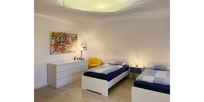 Monteurwohnung - Kühlschrank - Klein Offenseth-Sparrieshoop - Modernes Schlafzimmer für mehrere Personen - Nordhaus A7 bei Hamburg