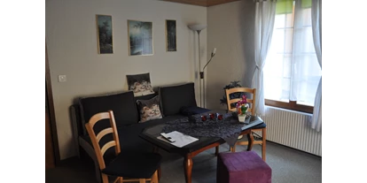 Monteurwohnung - Einzelbetten - Klöntal - Wohnzimmer Sitzecke Kaminzauber - Ferienwohnung Alter Raaben