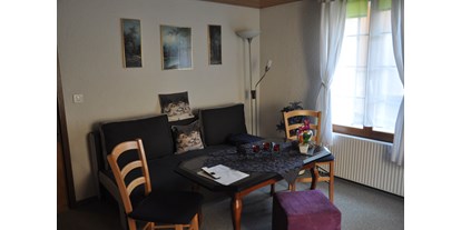 Monteurwohnung - Küche: eigene Küche - Rüti GL - Wohnzimmer Sitzecke Kaminzauber - Ferienwohnung Alter Raaben