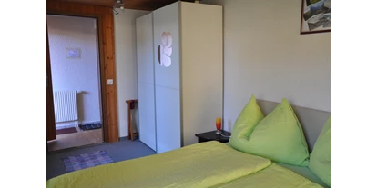 Monteurwohnung - Kühlschrank - Glarus-Stadt - Schlafzimmer kaminzauber - Ferienwohnung Alter Raaben
