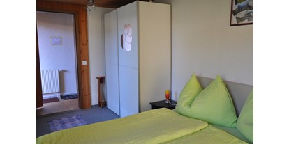 Monteurwohnung - Küche: eigene Küche - Muotathal - Schlafzimmer kaminzauber - Ferienwohnung Alter Raaben