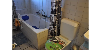 Monteurwohnung - Kühlschrank - Glarus-Stadt - Badezimmer - Ferienwohnung Alter Raaben