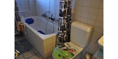 Monteurwohnung - Kühlschrank - PLZ 8782 (Schweiz) - Badezimmer - Ferienwohnung Alter Raaben
