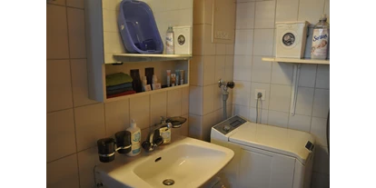 Monteurwohnung - Kühlschrank - Glarus-Stadt - Badezimmer mit Waschmaschine - Ferienwohnung Alter Raaben