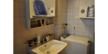Monteurwohnung - Waschmaschine - Muotathal - Badezimmer mit Waschmaschine - Ferienwohnung Alter Raaben