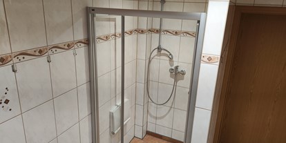 Monteurwohnung - Badezimmer: Gemeinschaftsbad - Kändler - Dusche - Pension Niederdorf