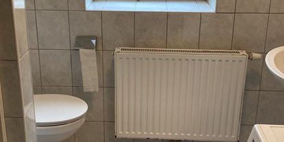 Monteurwohnung - Badezimmer: eigenes Bad - Mühlviertel - Bad und WC  - PW-Vermietung 