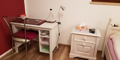 Monteurwohnung - Kühlschrank - Heroldsberg - Monteurzimmer mit Schreibtisch - Monteurzimmer Heroldsberg