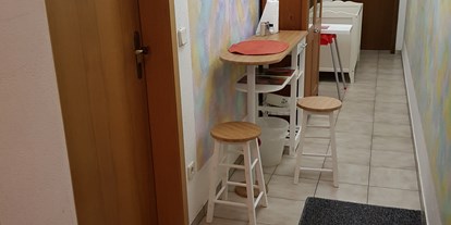 Monteurwohnung - Küche: eigene Küche - Wiesenthau - Flur mit Sitzgelegenheit - Monteurzimmer Heroldsberg