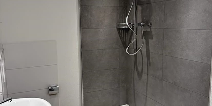 Monteurwohnung - Bettwäsche: Bettwäsche gegen Gebühr - PLZ 9012 (Schweiz) - Badezimmer - Möblierte Zimmer in Meierskappel