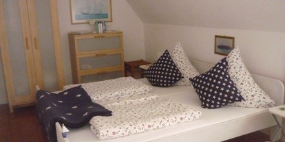 Monteurwohnung - Küche: eigene Küche - Ostsee - Schlafzimmer mit Doppelbett und Leseecke - Haus am Wiesenrand