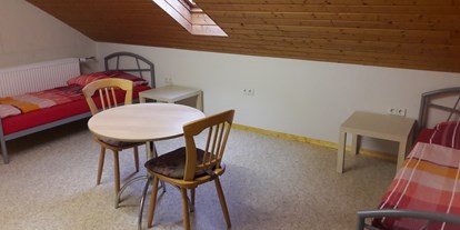 Monteurwohnung - Küche: Küchenmitbenutzung - Bad Mergentheim Markelsheim - großes Schlafzimmer mit 2 Einzelbetten im Dachgeschoss - Gästehaus VERA