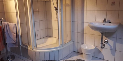 Monteurwohnung - WLAN - Baden-Württemberg - Badezimmer mit 2 Waschbecken und Dusche im Dachgeschoss - Gästehaus VERA