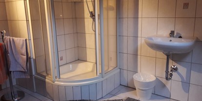 Monteurwohnung - Küche: Küchenmitbenutzung - Bad Mergentheim - Badezimmer mit 2 Waschbecken und Dusche im Dachgeschoss - Gästehaus VERA