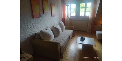 Monteurwohnung - Kühlschrank - Mandach - Wohnzimmer  Couch  - Rolf Diesslin