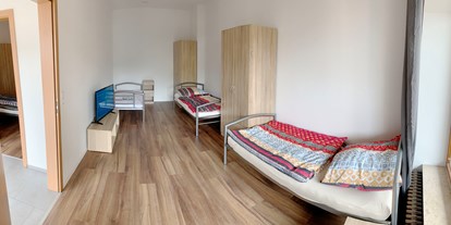 Monteurwohnung - Art der Unterkunft: Apartment - PLZ 79341 (Deutschland) - Zimmer 1 mit 2-Plätzen
Zimmer 2 mit 2-Plätzen
Zimmer 3 mit 3-Plätzen - Große lichtdurchflutete Monteurwohnung in Lahr
