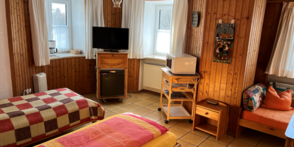 Monteurwohnung - Bettwäsche: Bettwäsche inklusive - Moosach Glonn - Zimmer 1 - 2-Zimmer Apartment im Gästehaus Bauer