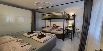Monteurwohnung - Zimmertyp: Mehrbettzimmer - Hinterebenau - Schlafzimmer - Fühl dich wie Zuhause! Ferienwohnung Luca