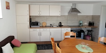 Monteurwohnung - Zimmertyp: Mehrbettzimmer - neue Wohn-Essküche im EG mit Couch und TV - Gästehaus Lori