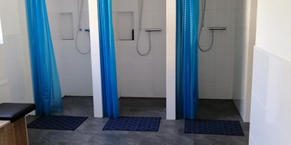 Monteurwohnung - Badezimmer: Gemeinschaftsbad - Grünsfeld Am Waltersberg - Badezimmer mit 3 Duschen - Gästehaus Lori