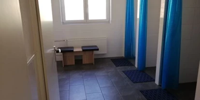 Monteurwohnung - Kühlschrank - Rosenberg (Neckar-Odenwald-Kreis) - Badezimmer mit 3 Duschen und 2 WC´s - Gästehaus Lori