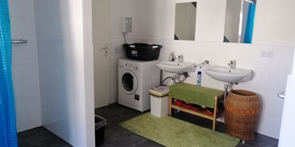Monteurwohnung - Art der Unterkunft: Gästehaus - PLZ 97980 (Deutschland) - Badezimmer mit 3 Duschen, 2 WC´s, 2 Waschbecken und Waschmaschine - Gästehaus Lori