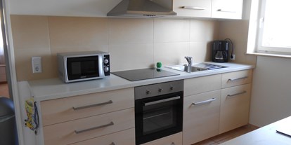 Monteurwohnung - Zimmertyp: Einzelzimmer - Dörzbach - Küchenzeile links mit Kaffeemaschine und Mikrowelle - Gästehaus Lori