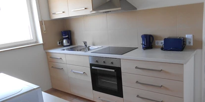 Monteurwohnung - Art der Unterkunft: Gästehaus - Deutschland - Küchenzeile rechts mit Toaster, Wasserkocher und Kaffemaschine - Gästehaus Lori
