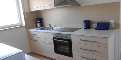 Monteurwohnung - Küche: Küchenmitbenutzung - PLZ 74736 (Deutschland) - Küchenzeile rechts mit Toaster, Wasserkocher und Kaffemaschine - Gästehaus Lori