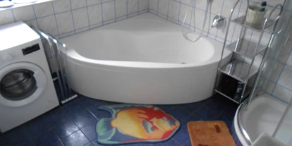 Monteurwohnung - Zimmertyp: Mehrbettzimmer - Badezimmer mit Badewanne, Dusche, Waschbecken und Waschmaschine - Gästehaus Lori