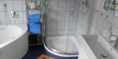 Monteurwohnung - Zimmertyp: Mehrbettzimmer - Badezimmer mit Dusche und Badewanne und Waschbecken - Gästehaus Lori