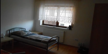 Monteurwohnung - Bettwäsche: Bettwäsche inklusive - Forchtenberg - Zimmer mit 2 Einzelbetten - Gästehaus Lori