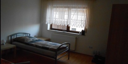 Monteurwohnung - Küche: Küchenmitbenutzung - PLZ 97980 (Deutschland) - Zimmer mit 2 Einzelbetten - Gästehaus Lori