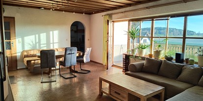 Monteurwohnung - Kühlschrank - Theisseil - Wohn- Essbereich mit Zugang zur Küche und Balkon  - Ferienwohnung Lang 