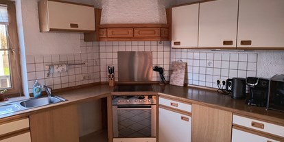 Monteurwohnung - Kühlschrank - Theisseil - Gut ausgestattete Küche mit Sitzgelegenheiten  - Ferienwohnung Lang 