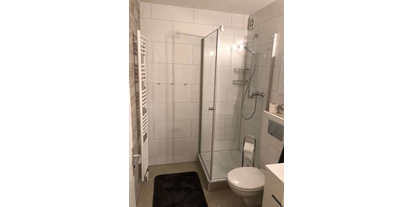 Monteurwohnung - Kühlschrank - PLZ 40595 (Deutschland) - Modernes Bad mit bodentiefer Dusche. - Voll möblierte Monteurwohnung - Nähe Düsseldorf, Neuss